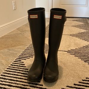 Gently used Hunter Rain Boots Original Adjustable Back in black size 6